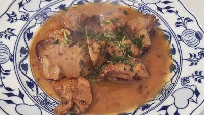 Kuřecí játra na cibulce se slaninou