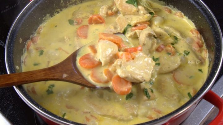 Kuřecí na mrkvi a smetaně s petrželkou