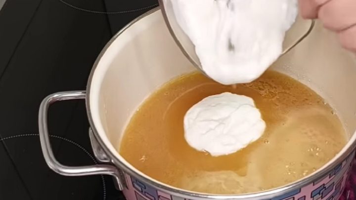 Jednoduchá medovníková roláda se smetanou