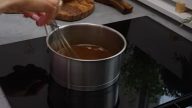 Buchta à la skořicové rolky s cukrovou polevou