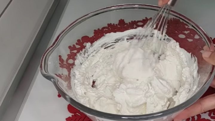 Jednoduchá medovníková roláda se smetanou