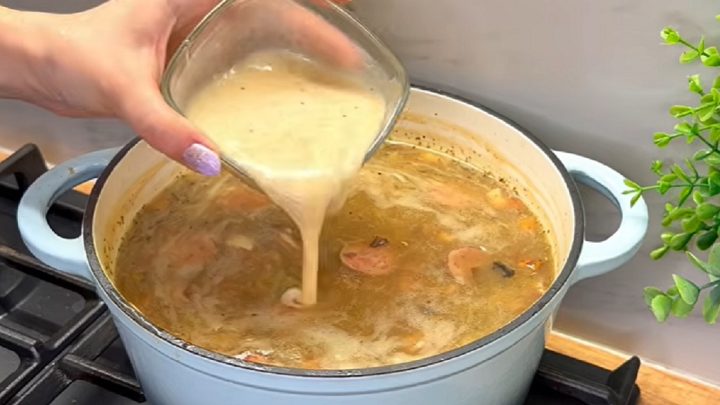 Staropolský žurek s uzenou kostí a klobásou