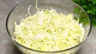 Zelný fit salát s jogurtem a jablky