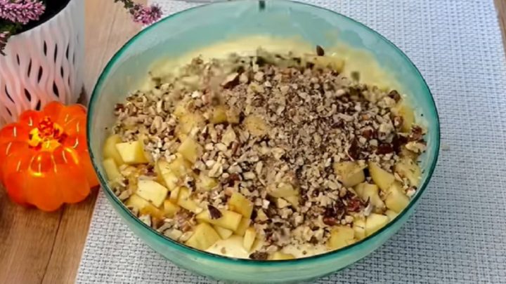 Jablečná buchta se skořicí a ořechy