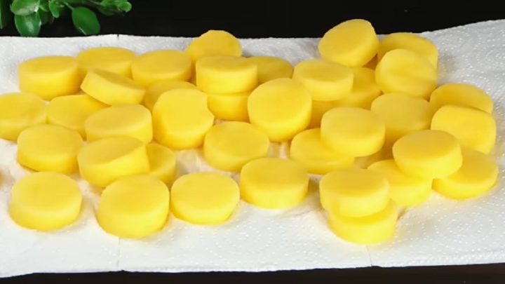 Špízy s klobásou a bramborami