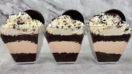 Nepečené Oreo poháry se 2 druhy krému