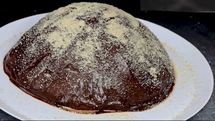 Obrácený nepečený dort s ovocem a piškoty