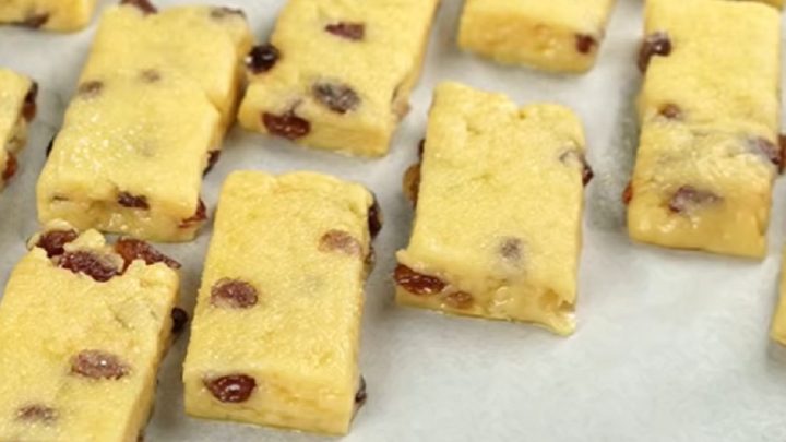 Rychlé sušenky s rozinkami z kynutého těsta