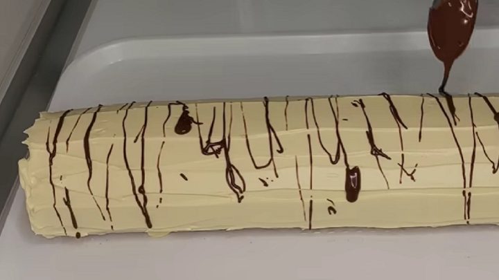 Banana split roláda s ořechovou náplní
