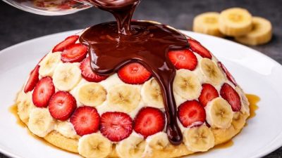 Obrácený nepečený dort s ovocem a piškoty