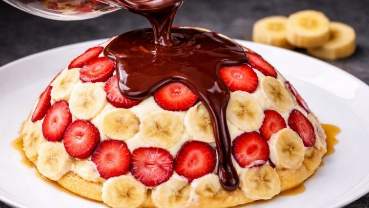 Obrácený nepečený dort s ovocem a piškoty