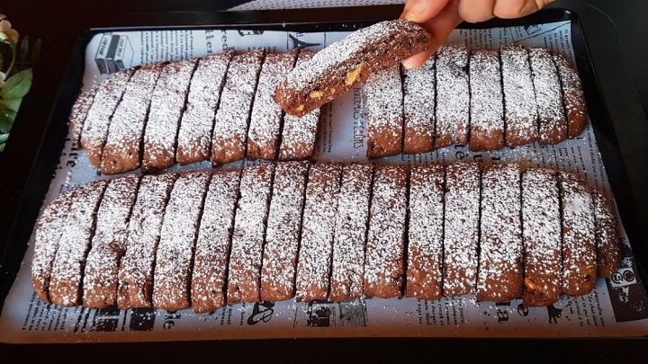 Ořechové sušenky s čokoládou sypané cukrem