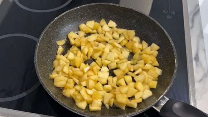 Rychlý koláč s marmeládou a jablky