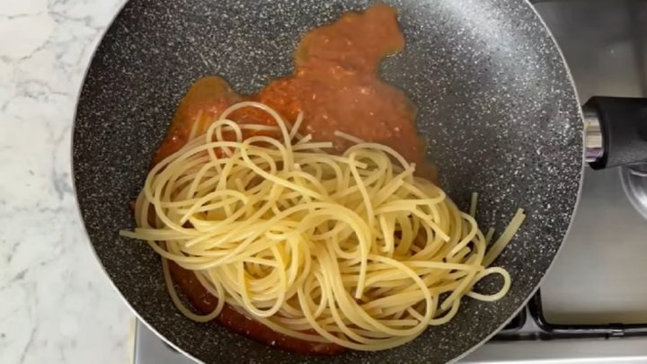 Špagety s omáčkou ze sušených rajčat