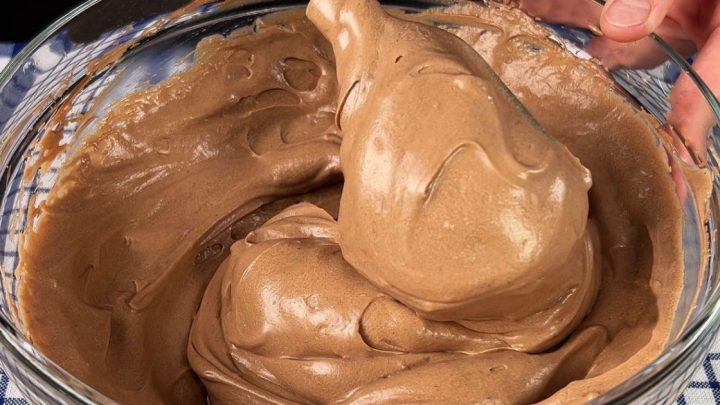 Pevný čokoládový krém na dorty a zákusky