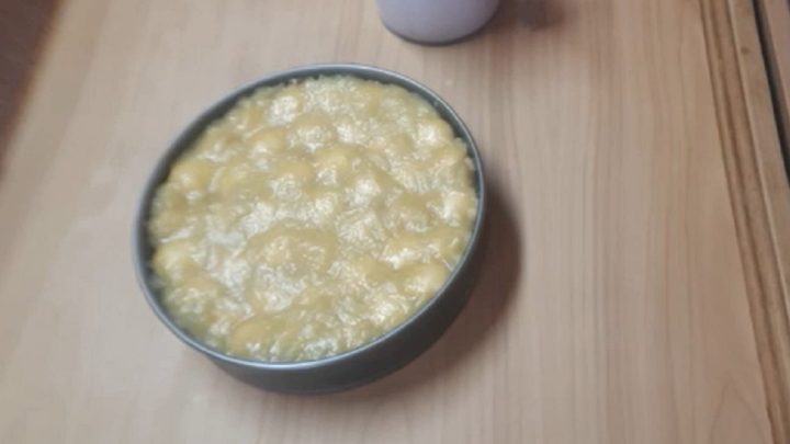 Nepečený piškotový dort s jablky