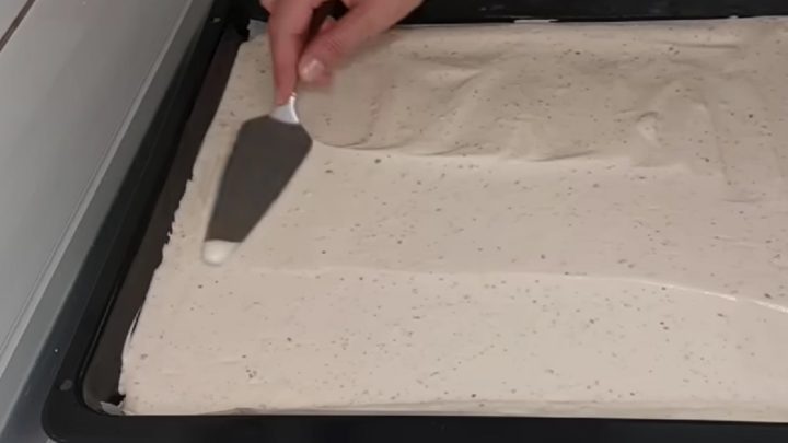 Banana split roláda s ořechovou náplní