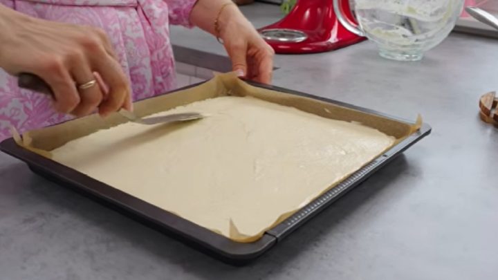 Buchta à la skořicové rolky s cukrovou polevou