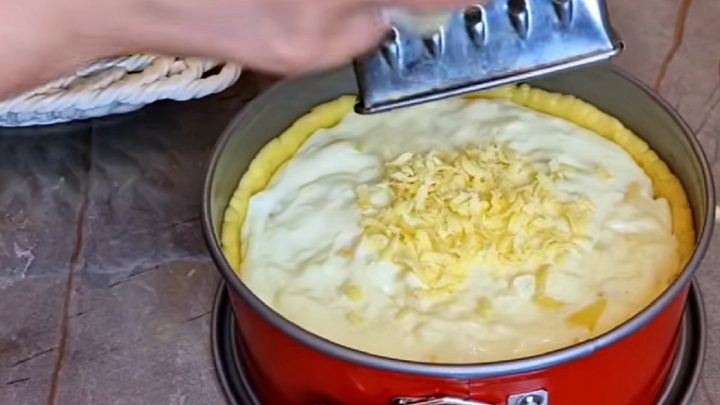 Křehký dort s jablky a smetanovou náplní