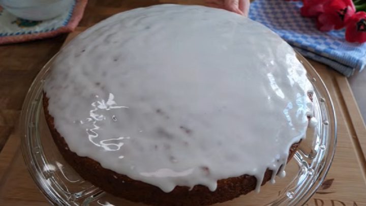 Vláčný mrkvový koláč s citrónovou polevou