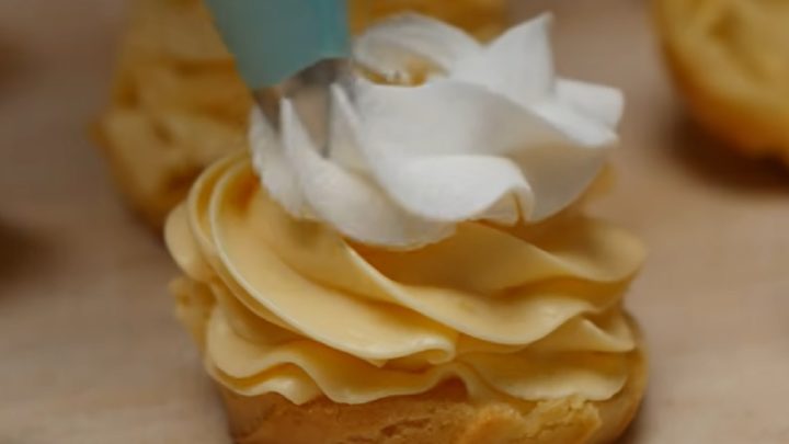 Větrníky s vanilkovým krémem a šlehačkou