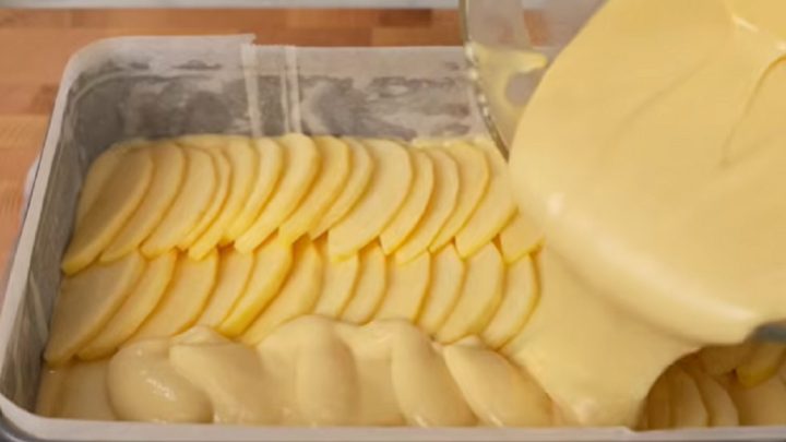 Rychlý a vláčný koláč s jablky sypaný cukrem