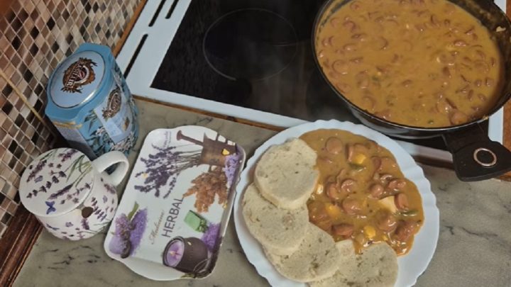 Jednoduchý párkový guláš s paprikou