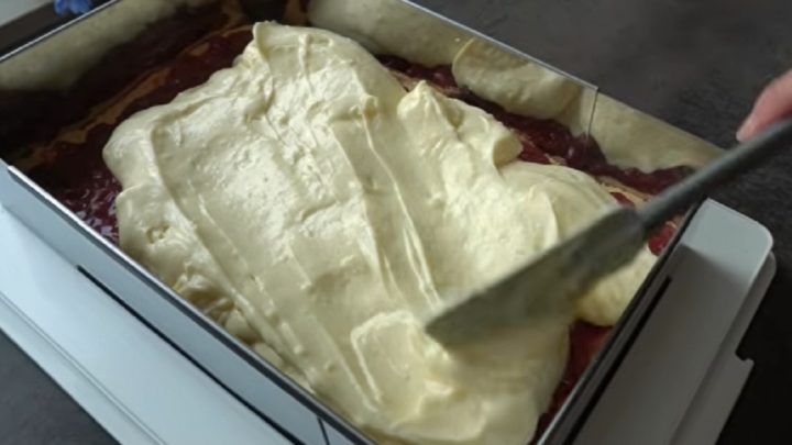 Pudinkové řezy s kompotovanými třešněmi