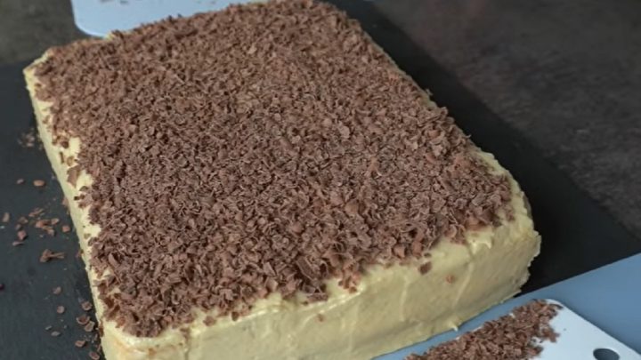 Piškotové řezy s čokoládou a ovocným krémem