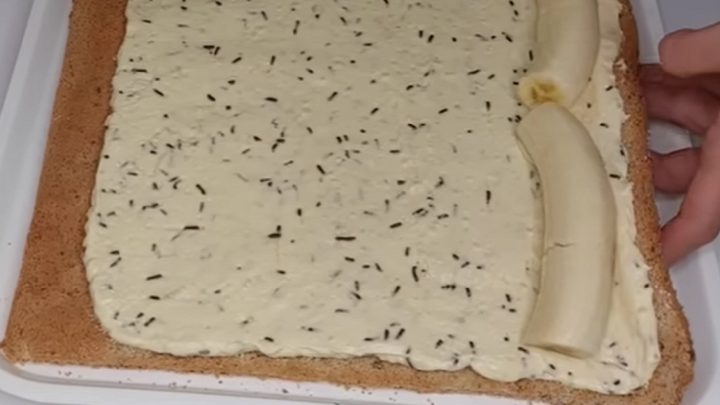 Banana split roláda s ořechovou náplní