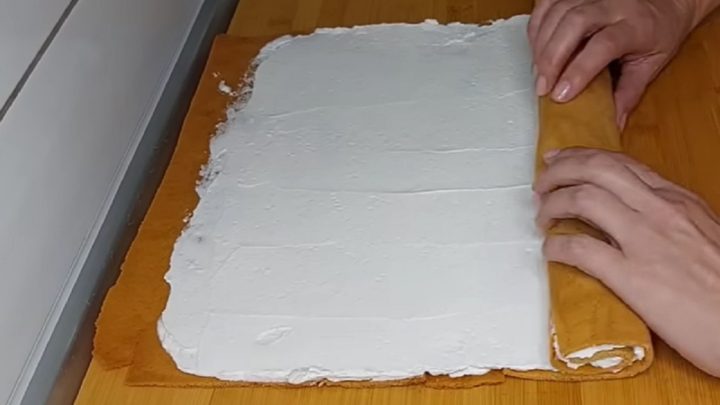 Jednoduchá medovníková roláda se smetanou