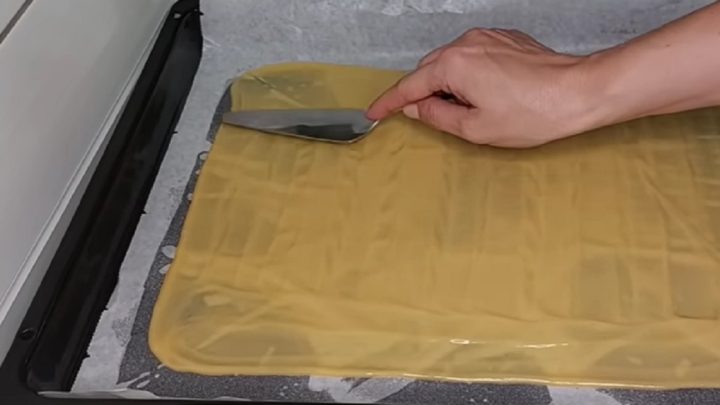 Jednoduchá medovníková roláda se smetanou