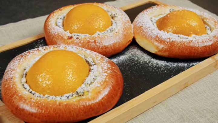 Rychlé koláčky s mákem, tvarohem a broskví