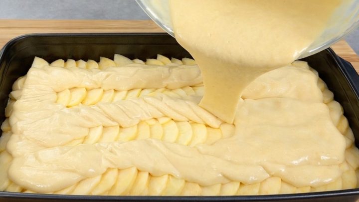 Rychlý a vláčný koláč s jablky sypaný cukrem