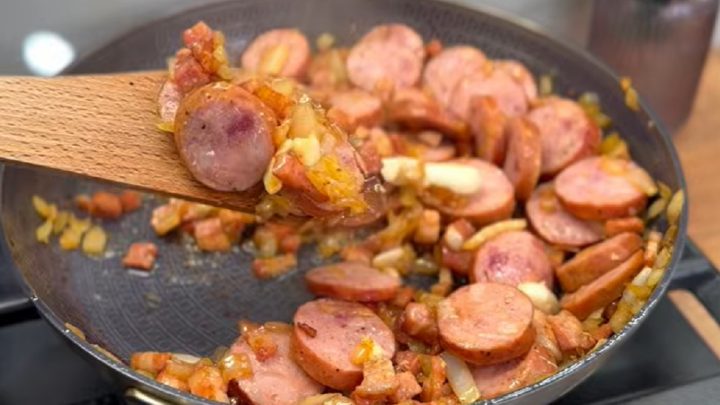 Staropolský žurek s uzenou kostí a klobásou