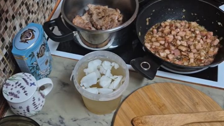 Krkovice po znojemsku na cibuli a slanině