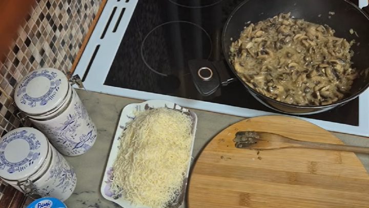 Sýrová omáčka se žampiony a smetanou