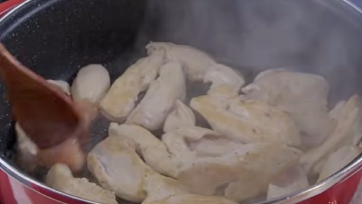 Kuřecí na mrkvi a smetaně s petrželkou