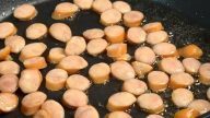 Rychlá smažená rýže s párkem a vejci