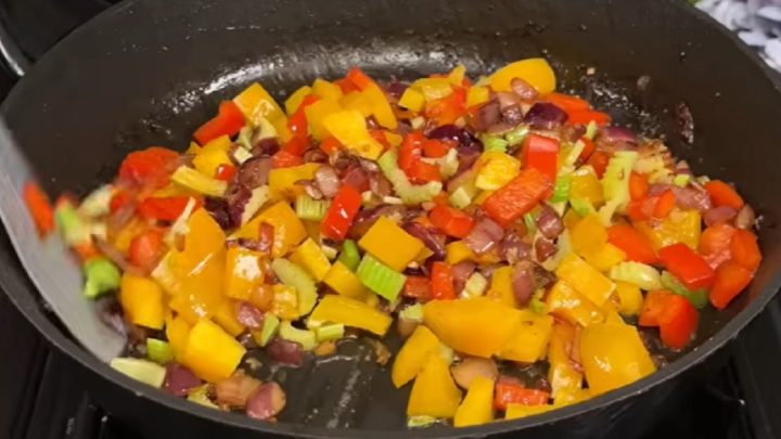 Kuřecí kostky na zelenině s těstovinami