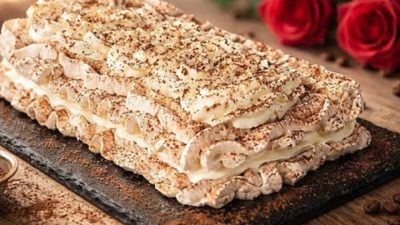 Sněhové řezy se šlehačkou a jahodami