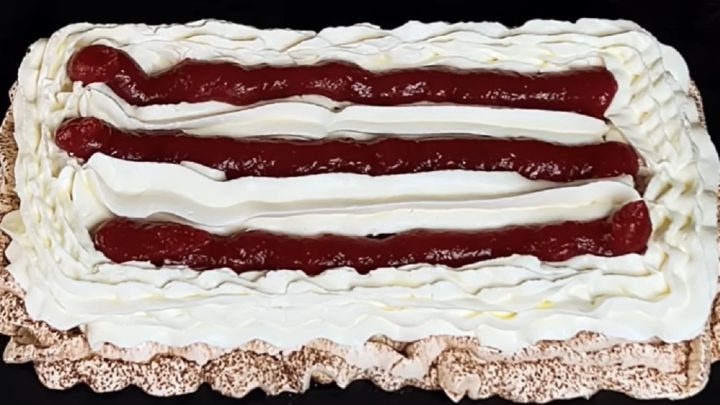 Sněhové řezy se šlehačkou a jahodami