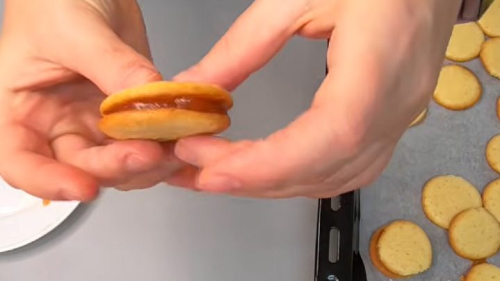 Domácí piškoty plněné marmeládou