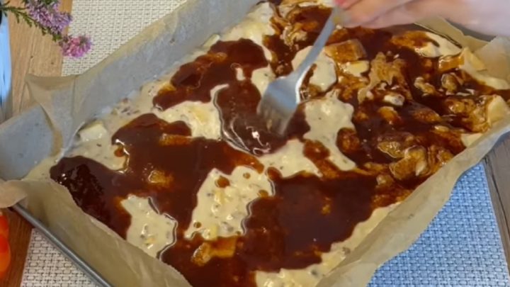 Jablečná buchta se skořicí a ořechy