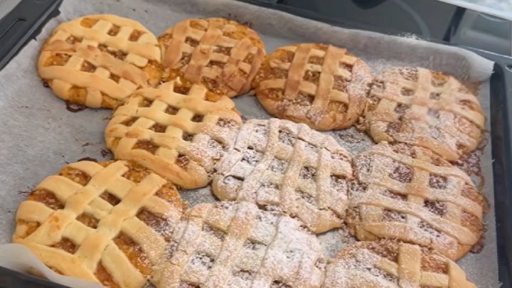 Mřížkované minikoláčky s marmeládou