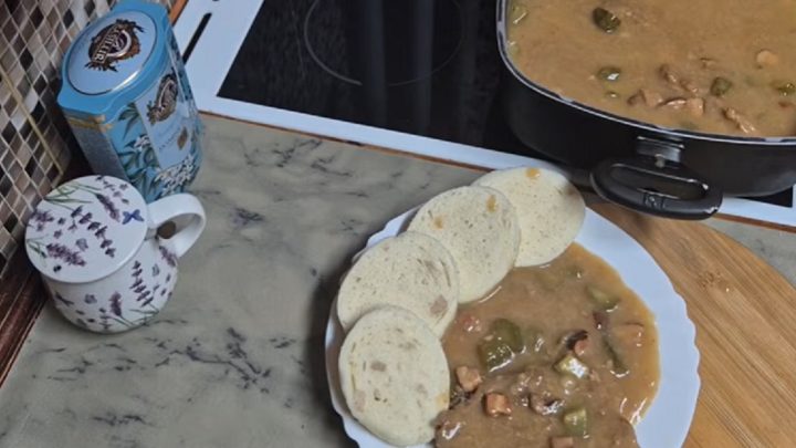 Krkovice po znojemsku na cibuli a slanině