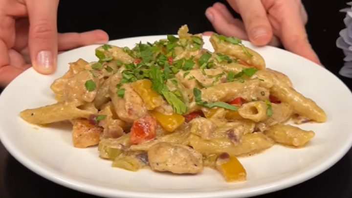 Kuřecí kostky na zelenině s těstovinami