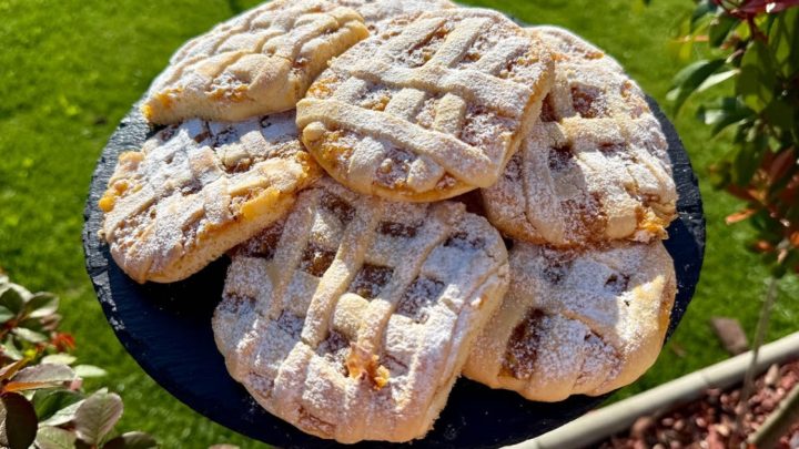 Mřížkované minikoláčky s marmeládou