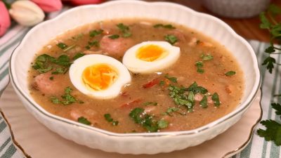 Staropolský žurek s uzenou kostí a klobásou