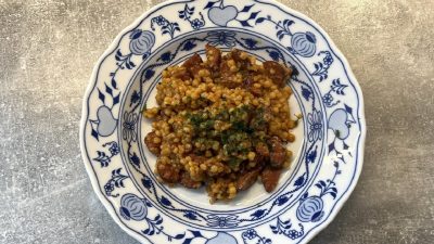 Tarhoňa s klobásou na cibulce a česneku